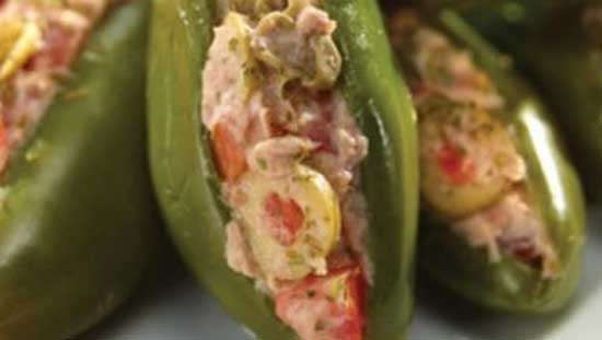 Chiles jalapeños rellenos de atún en salsa de jitomate y piloncillo