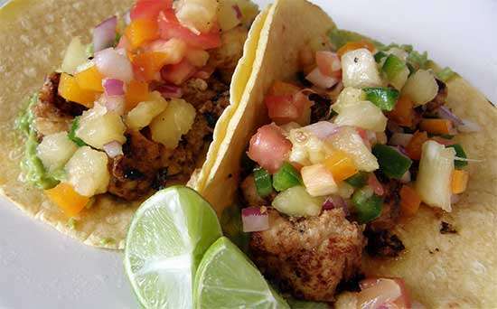 Tacos de pescado con pico de gallo de piña