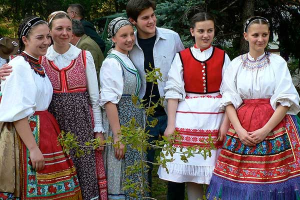 MODA Y VANIDAD TRAJES TIPICOS DEL MUNDO HUNGRIA