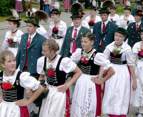 MODA Y VANIDAD TRAJES TIPICOS DEL MUNDO, FRANCIA