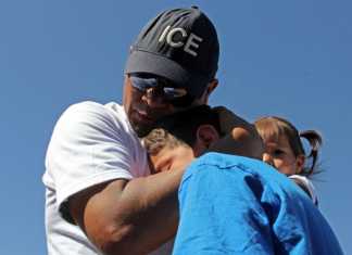 La historia de una familia desgarrada por la frontera que tuvo tres minutos para abrazarse