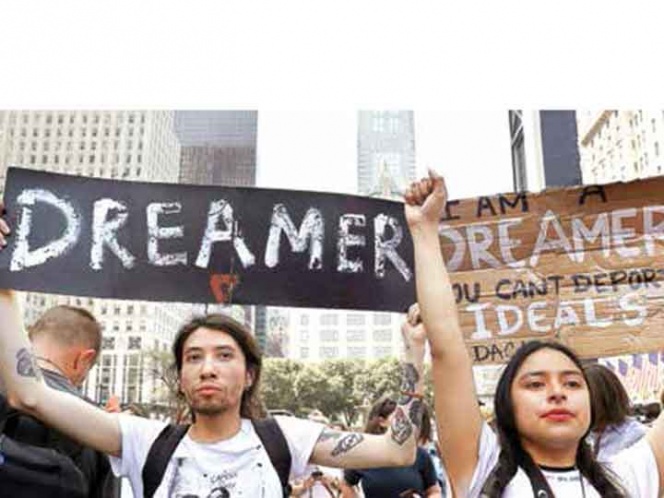 Mujer evita que Trump despierte a los dreamers; frena eliminación del DACA