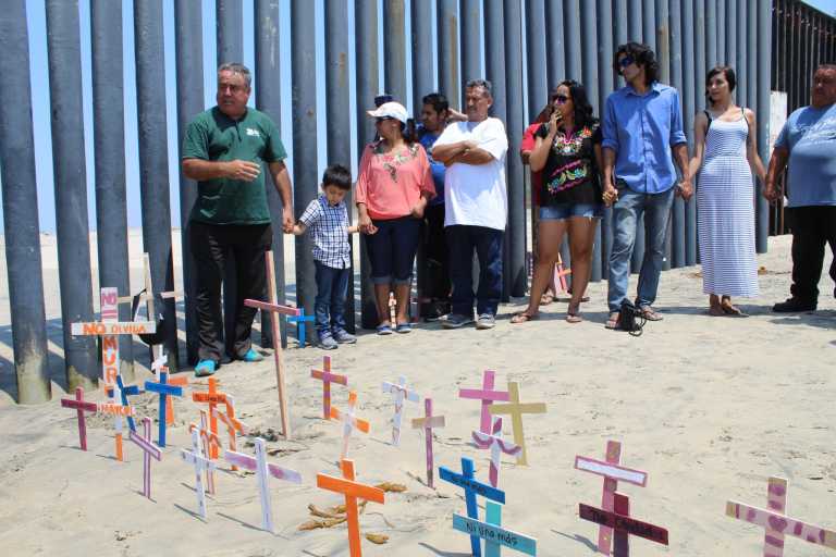 Colocan cruces para recordar a migrantes fallecidos en su intento de llegar a Estados Unidos
