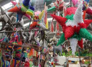 Vendedores de piñatas luchan por mantener tradición de las posadas en México