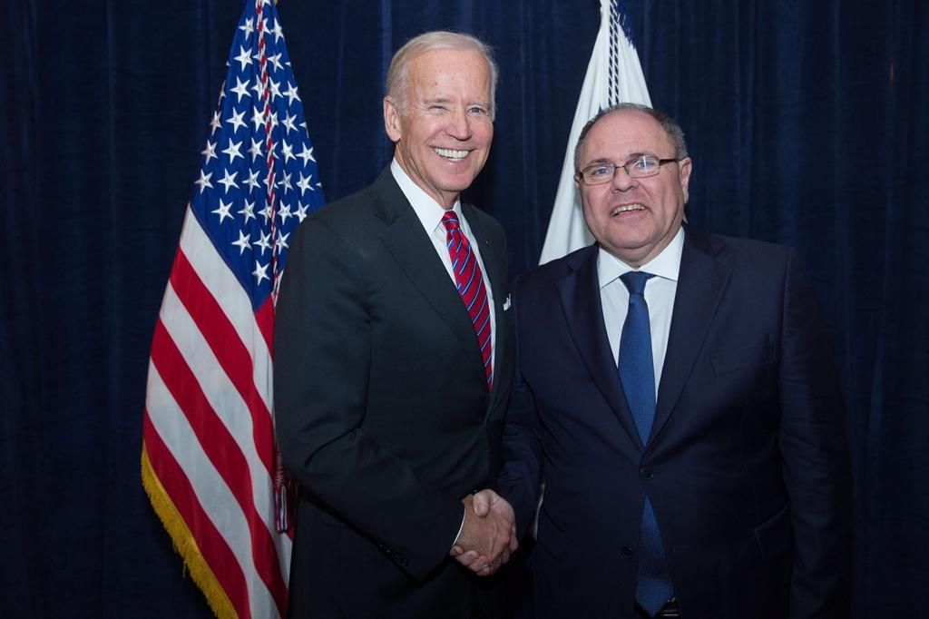 Dani Dayan con el candidato del Partido Demócrata a la Presidencia de Estados Unidos Joe Biden