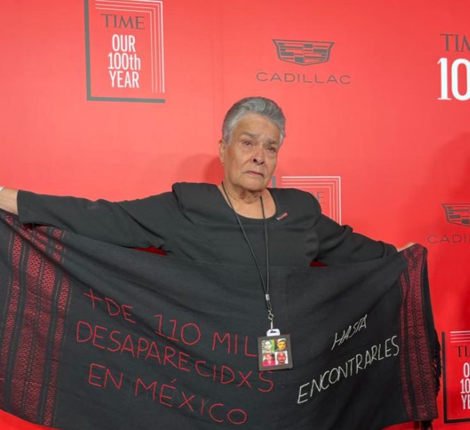 María Herrera, madre buscadora porta mensaje en gala de revista Time